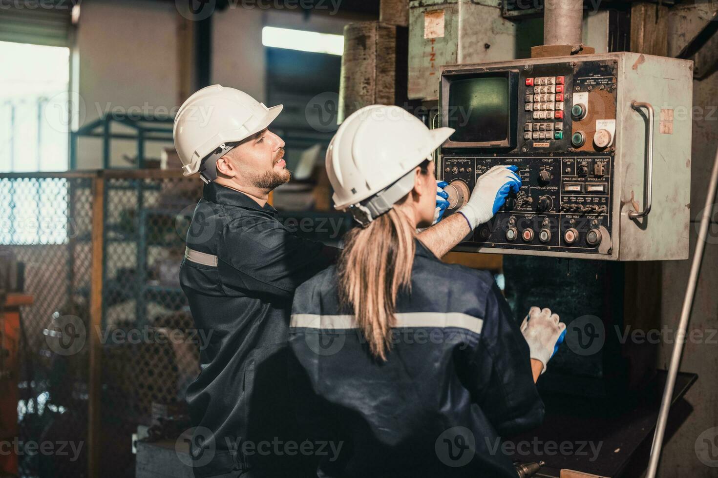 robot tekniker prestera regelbunden underhåll förbi inspektera, testning, och reparation maskineri och motorer till säkerställa de stanna kvar i standard skick.inspelning och rapportering skadad, Ofullständig objekt foto