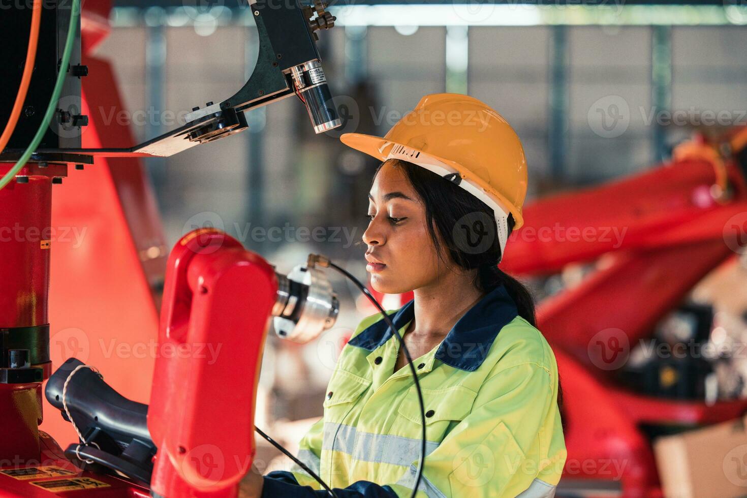 robot tekniker prestera regelbunden underhåll förbi inspektera, testning, och reparation maskineri och motorer till säkerställa de stanna kvar i standard skick.inspelning och rapportering skadad, Ofullständig objekt foto