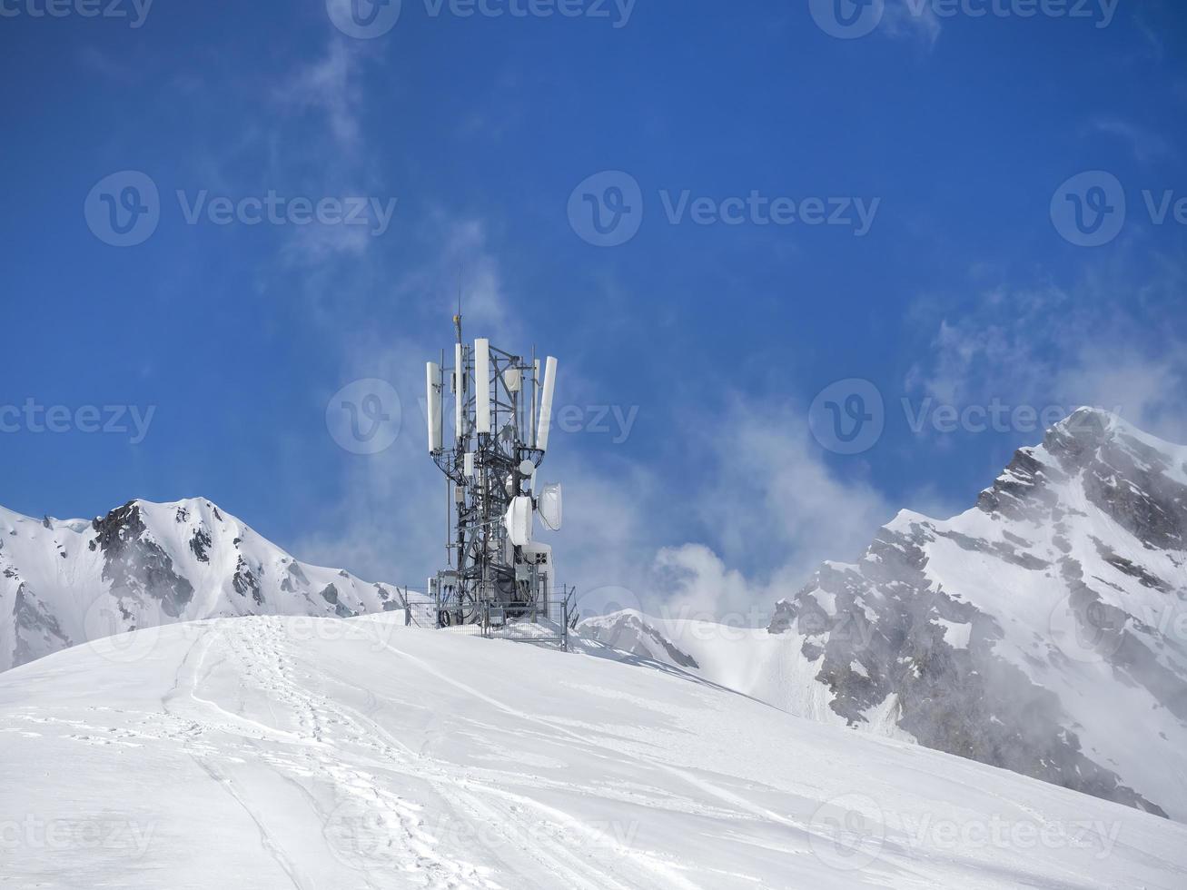 antenn och sändtagare 5g, 4g på toppen av bergen på vintern med snö foto