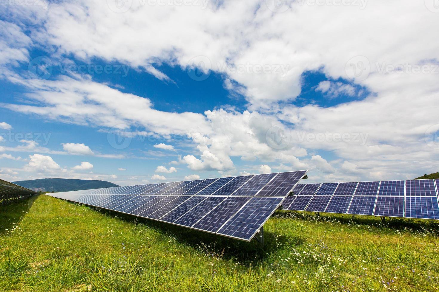 solkraftverk på en bakgrund av himlen foto