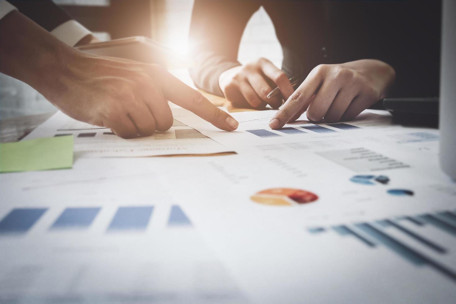 ekonomiska affärsdiskussioner, affärslag analysera inkomstdiagram och diagram för att planera marknadsföringskoncept med användning av datorbärbar dator för analys. foto