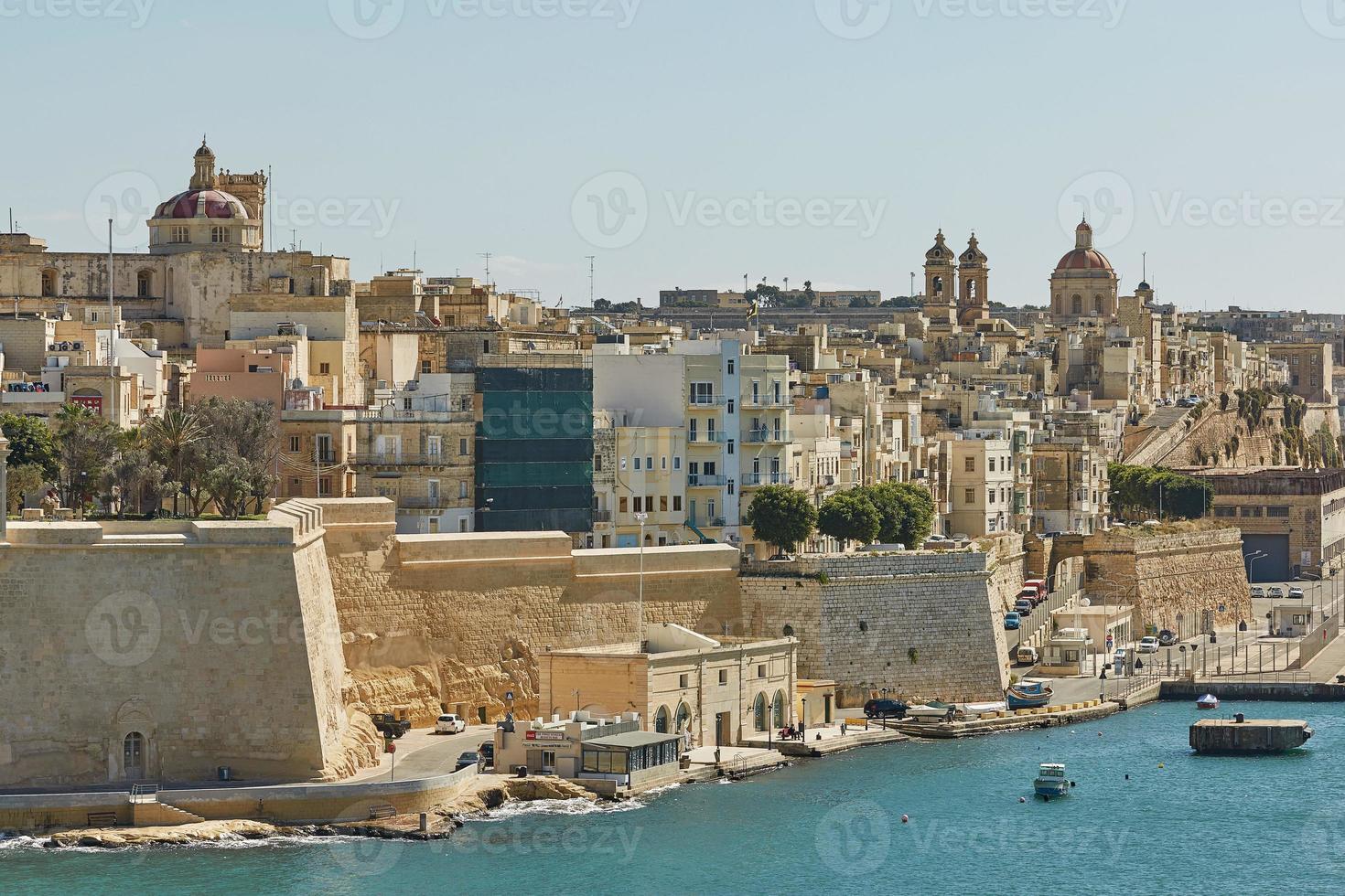 utsikt över en kust och centrum av Valletta i Malta foto