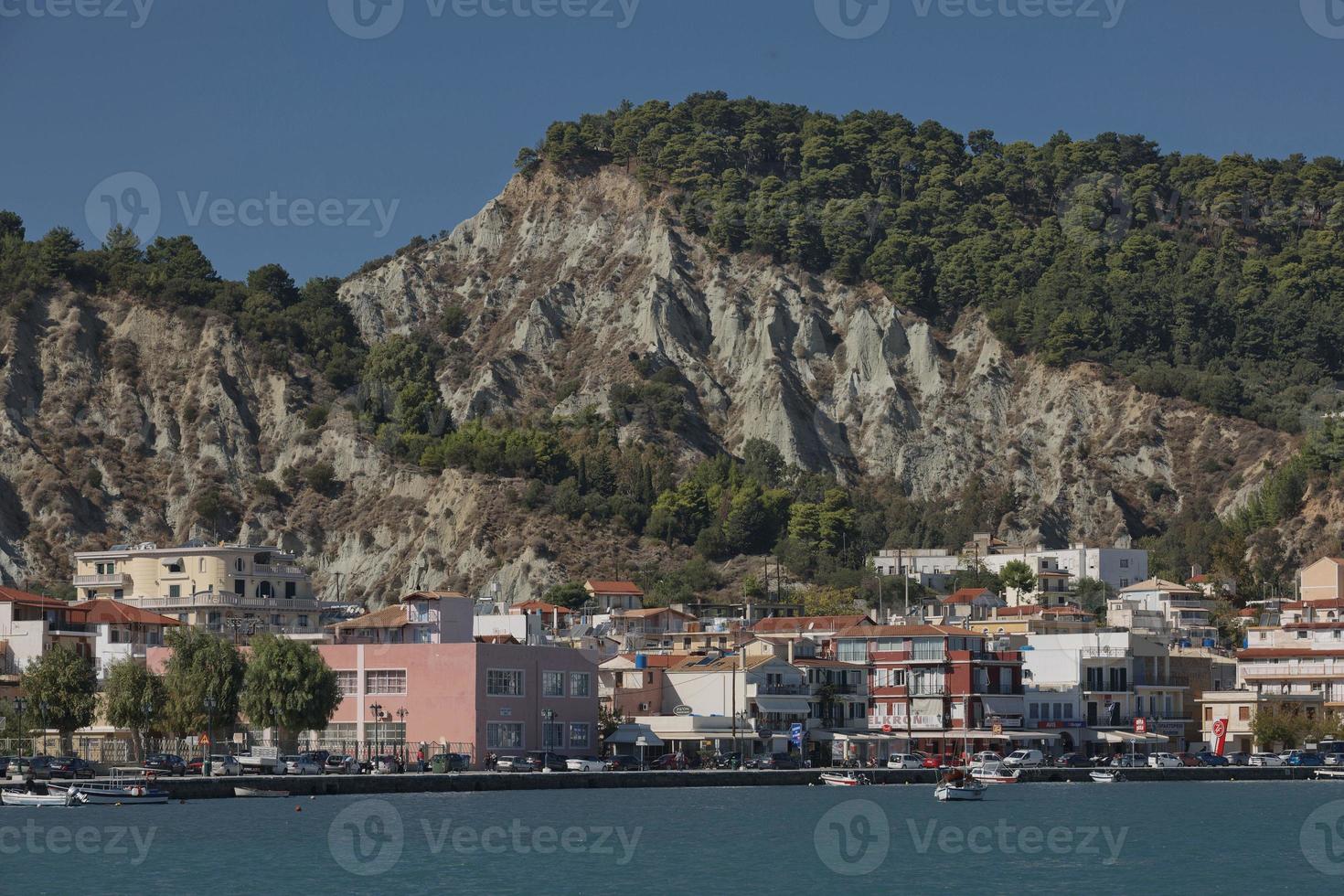 panoramautsikt över en vacker sommardestination och hamn på ön Zakynthos i Grekland foto