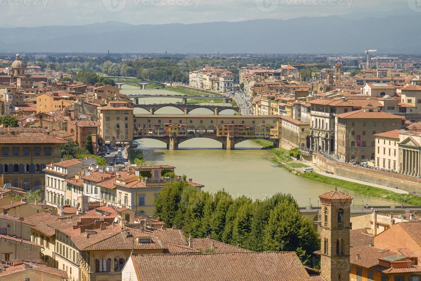 panorama över Ponte Vecchio och Florens i Italien foto