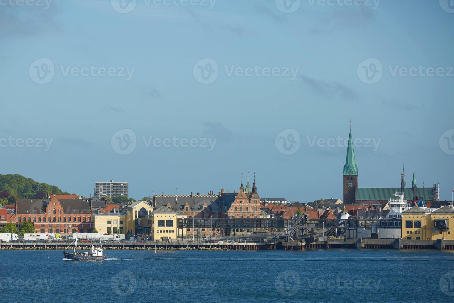 utsikt över Helsingör eller elsinore från oresund sundet i danmark foto