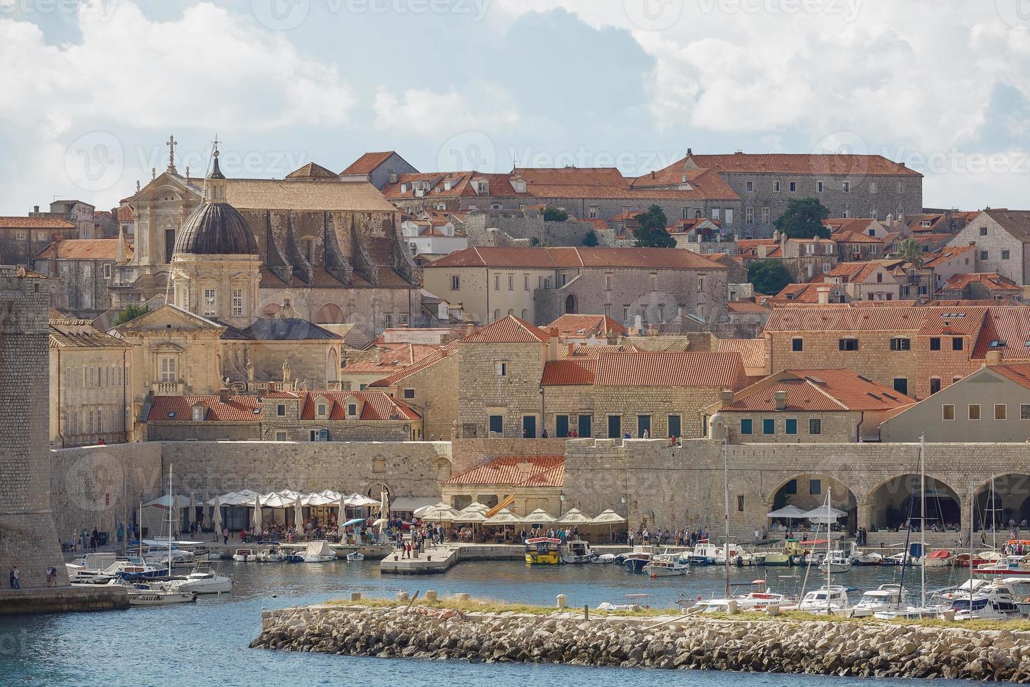 bukten och gamla stan i Dubrovnik Kroatien foto