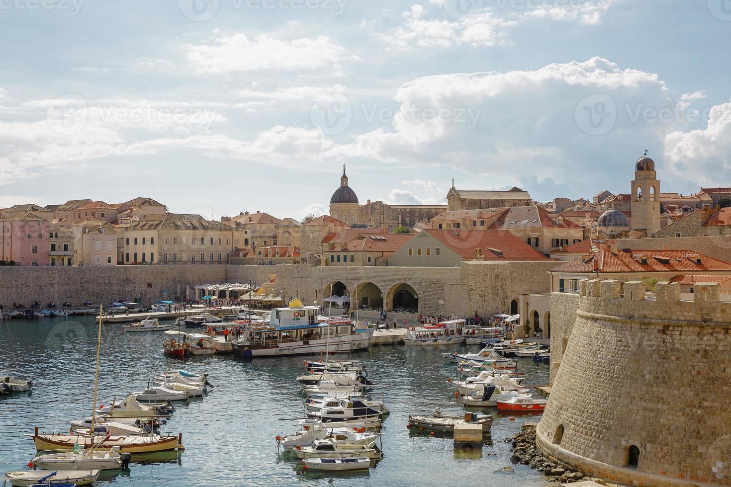 bukten och gamla stan i Dubrovnik Kroatien foto