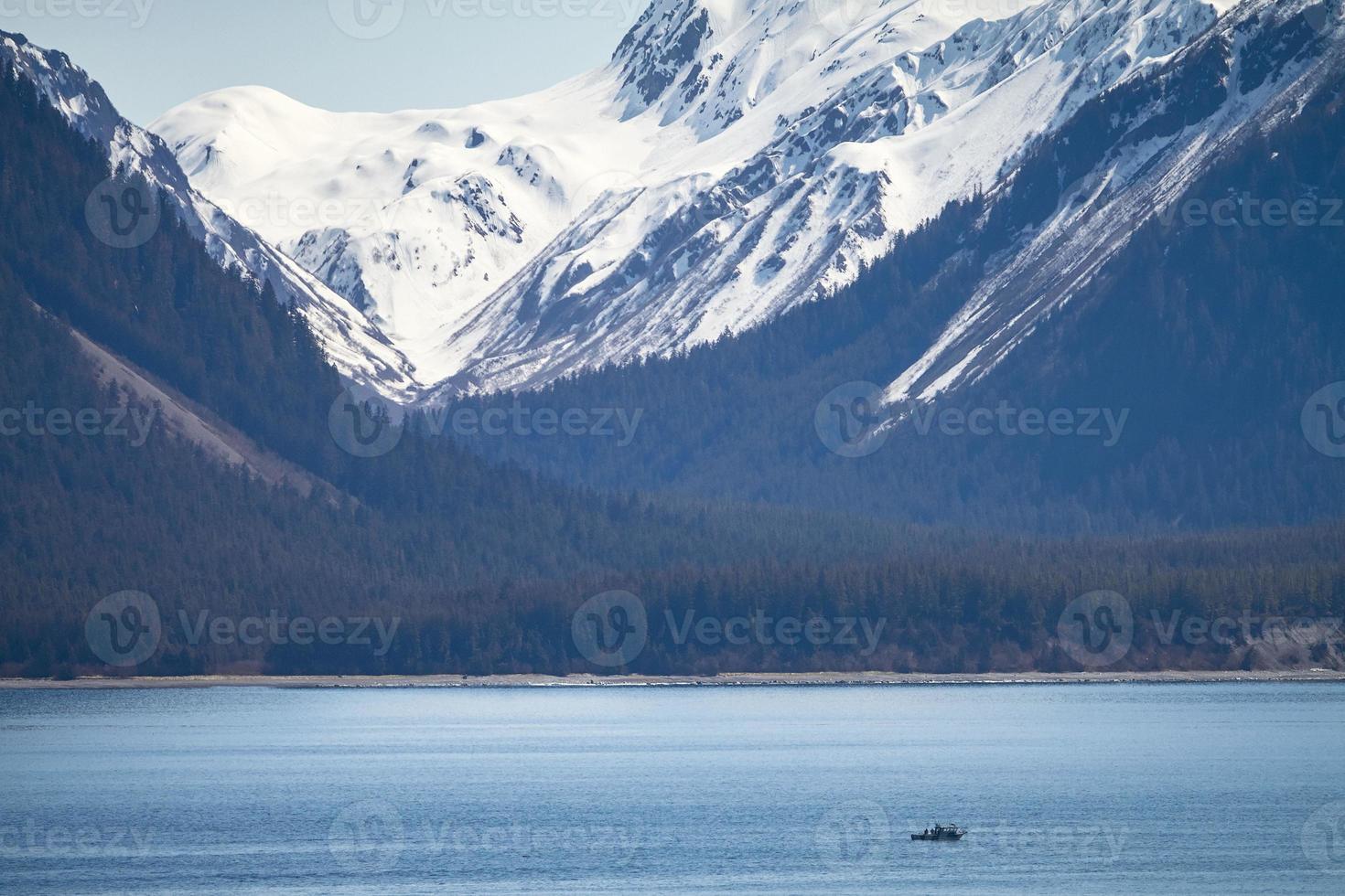 litet fartyg i stor alaskan vildmark foto