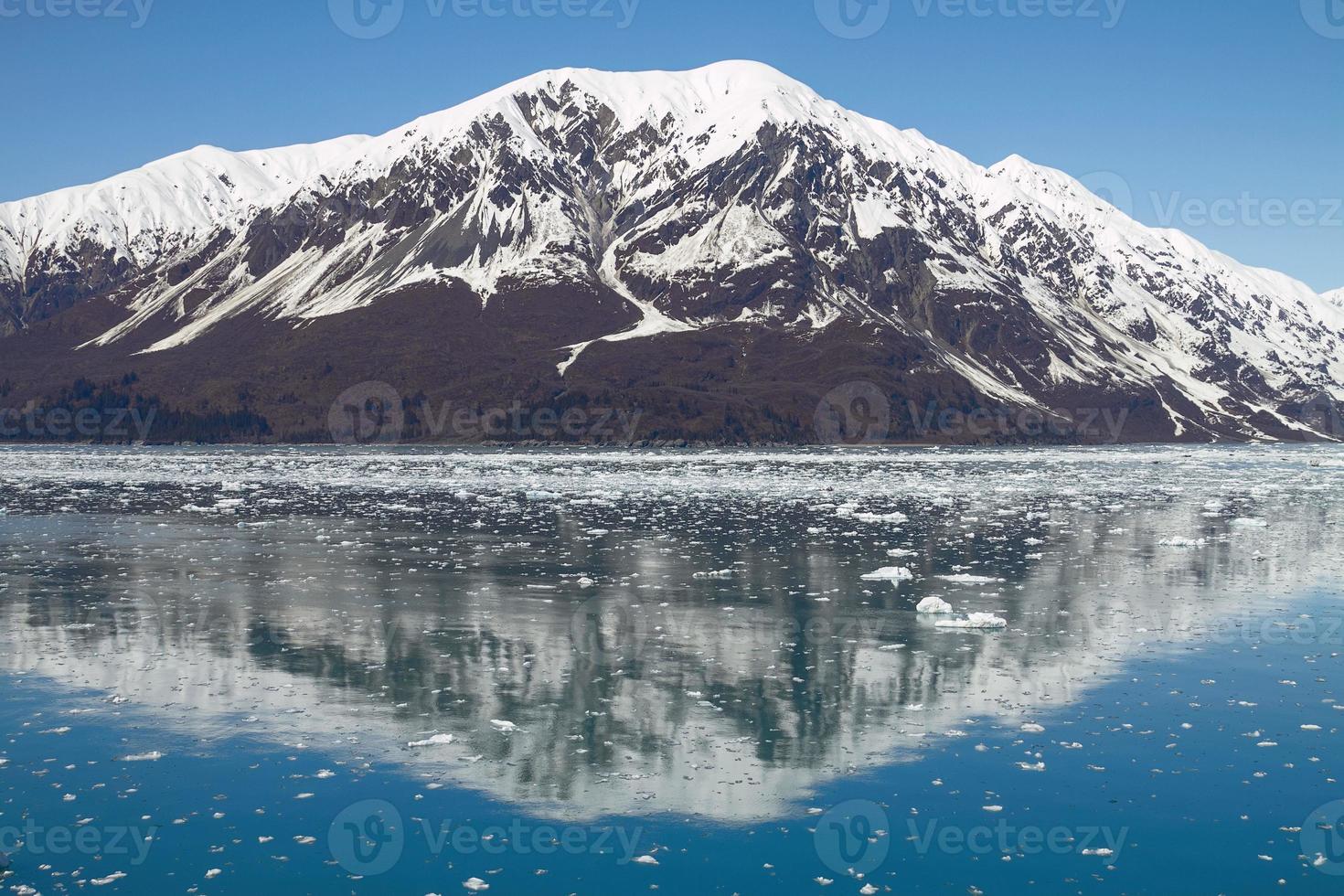reflektion av berg nära Hubbard-glaciären i Alaska foto