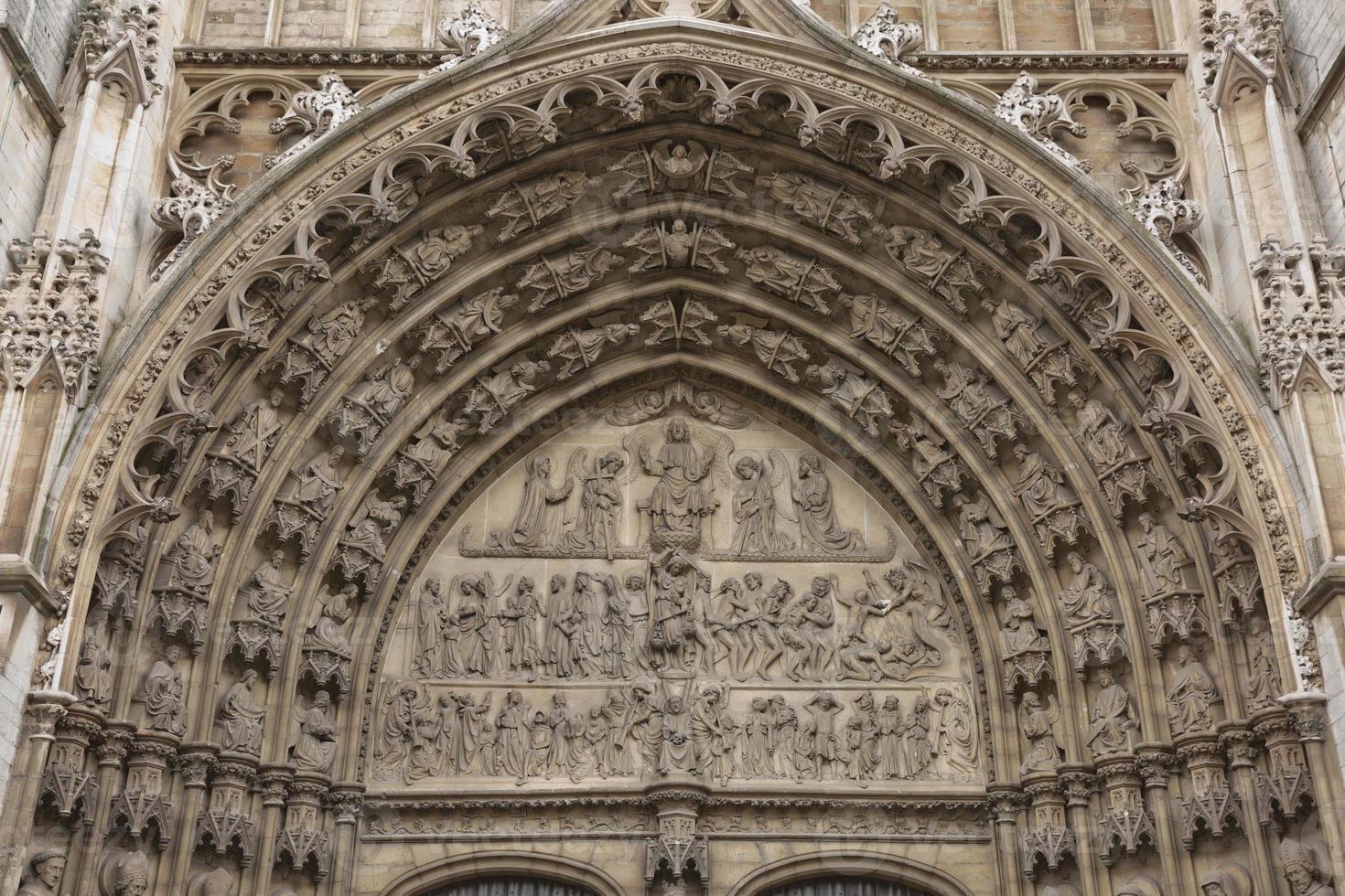 detalj av en dörrkarm vid domkyrkan av vår dam i Antwerpen Belgien foto