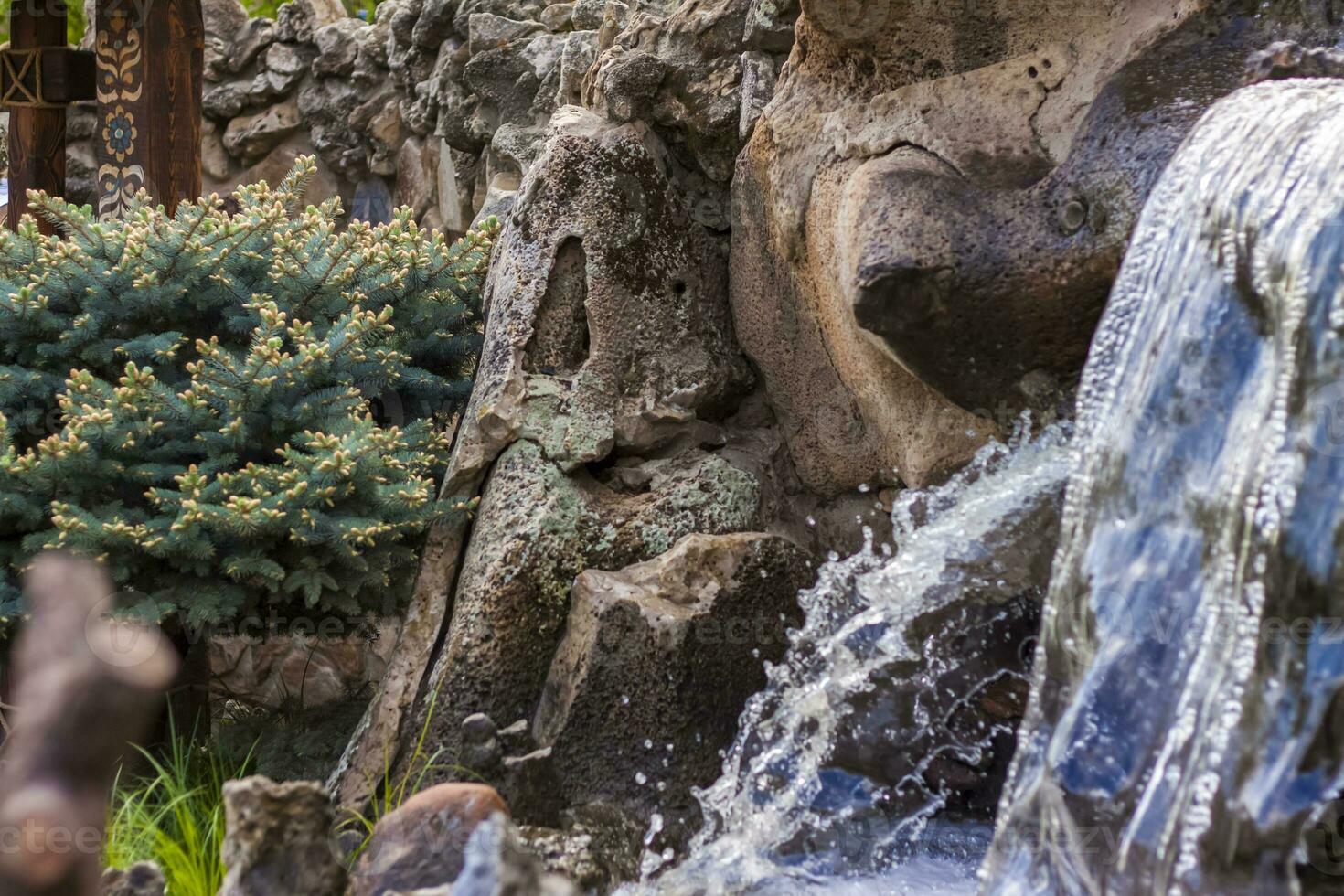 klippig terräng med en vattenfall och en damm. Ryssland. foto