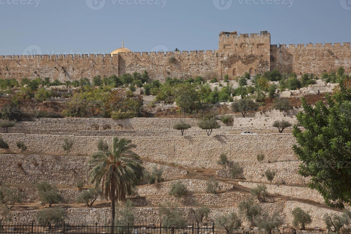 terrasser i Kidron-dalen och muren i den gamla staden i Jerusalem i Israel foto