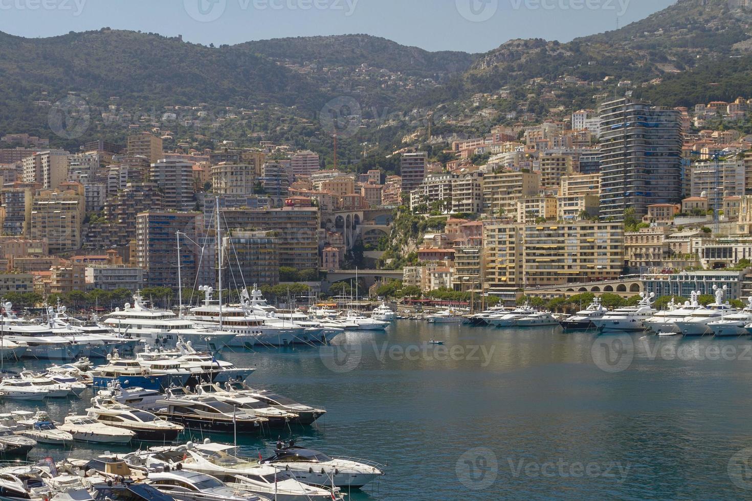 utsikt över hamnbåtar och bostadsområden i Monte Carlo Monaco foto