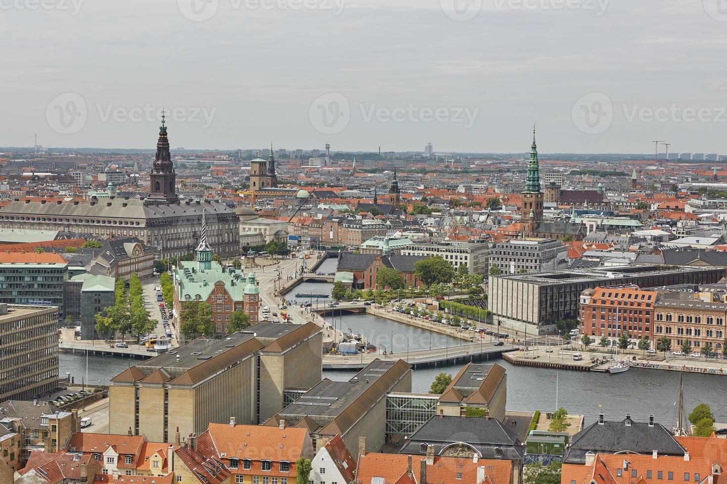 horisont av den skandinaviska staden Köpenhamn i Danmark under en molnig dag foto