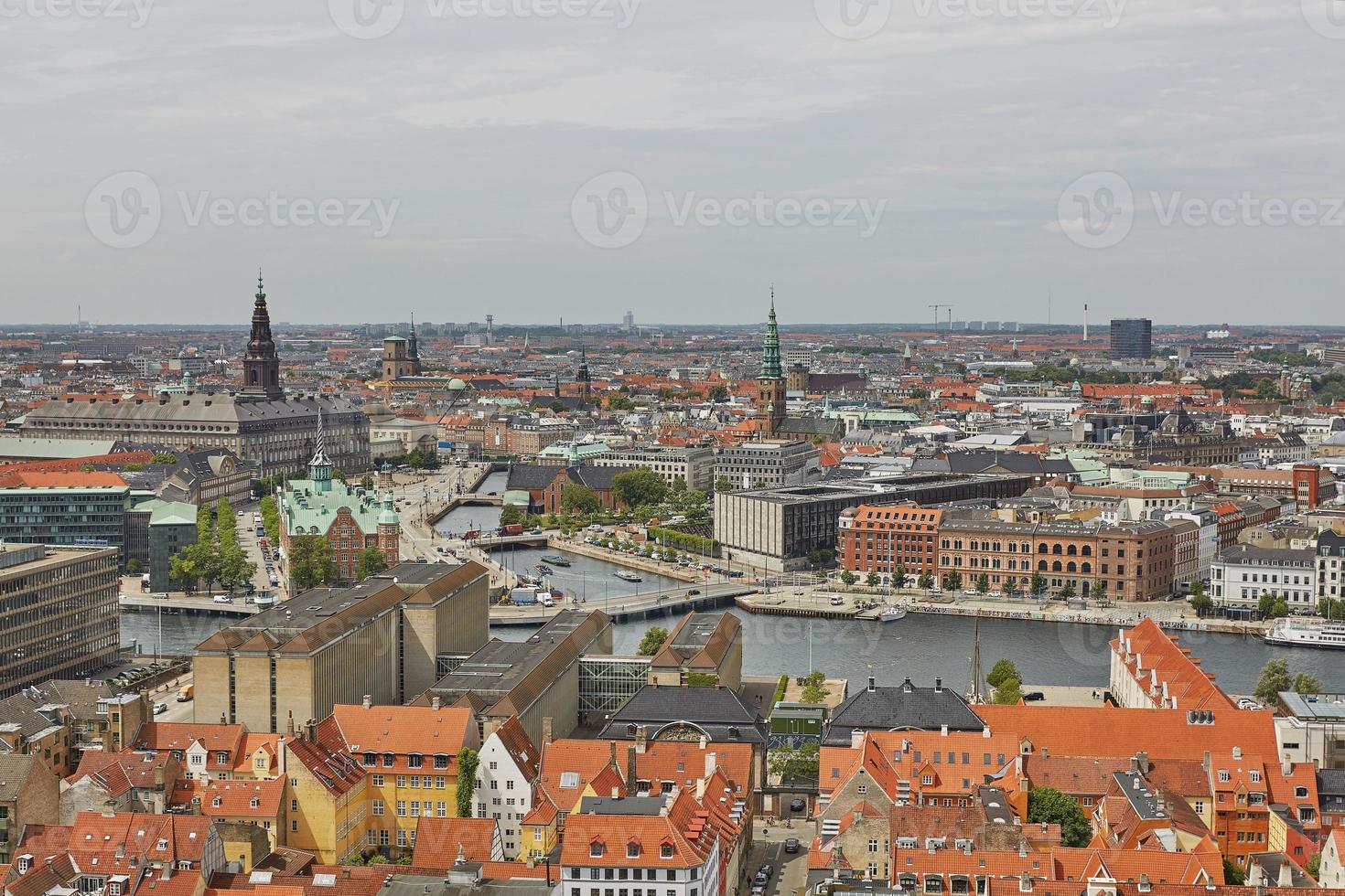 horisont av den skandinaviska staden Köpenhamn i Danmark under en molnig dag foto