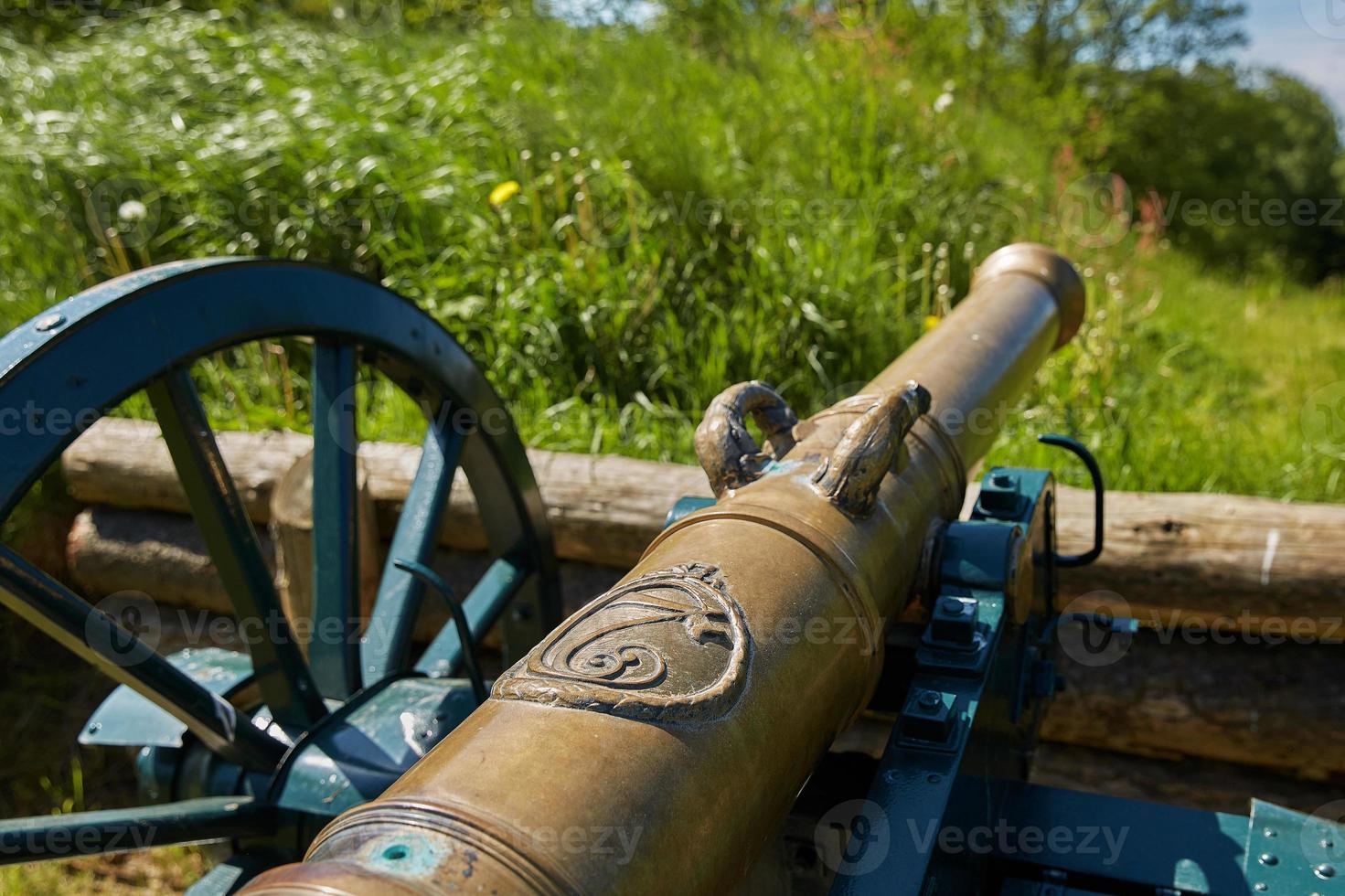 gammal bronskanon på vallen i staden fredericia danmark foto