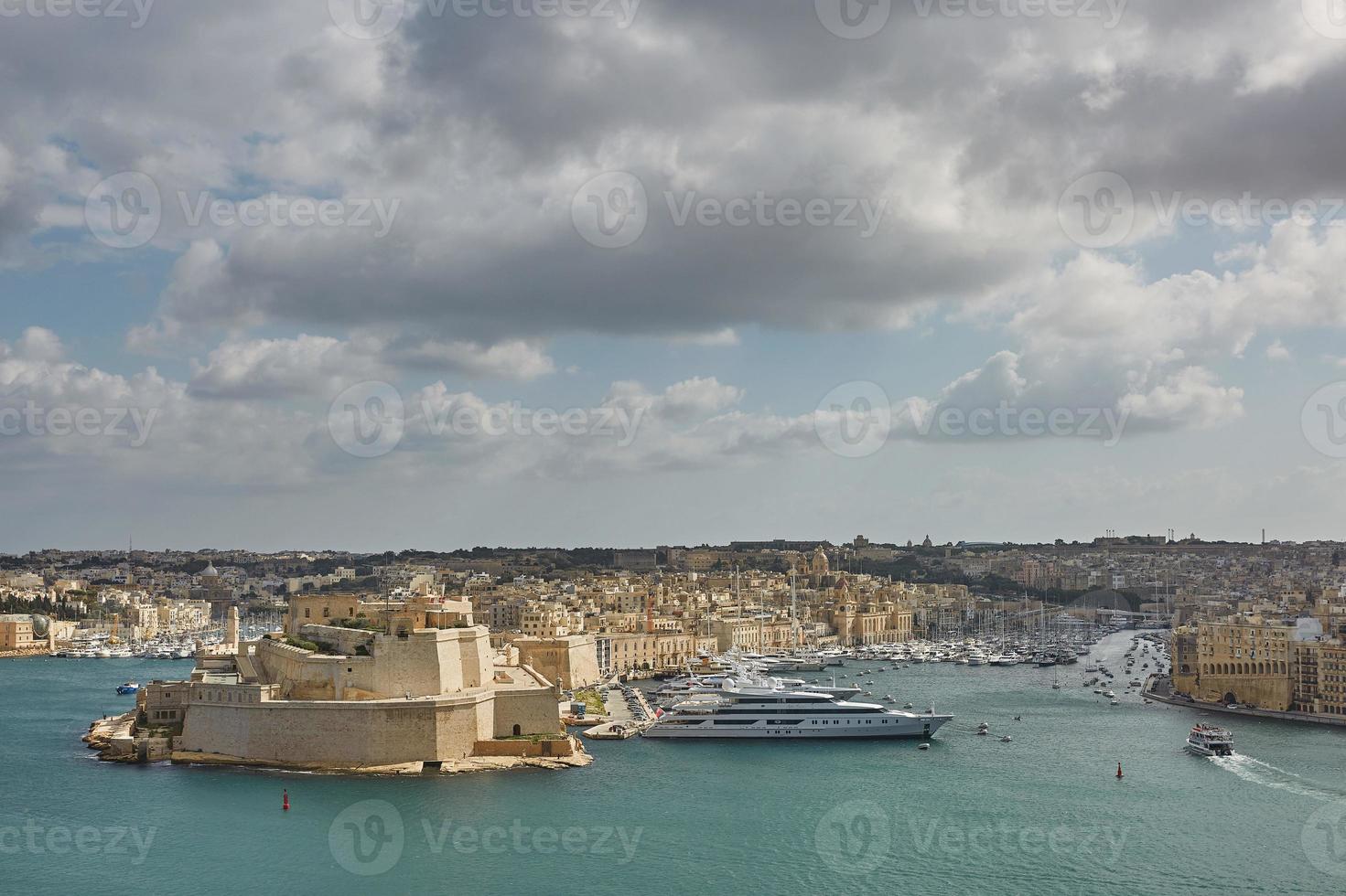 utsikt över gamla stan och dess hamn i Valletta i Malta foto