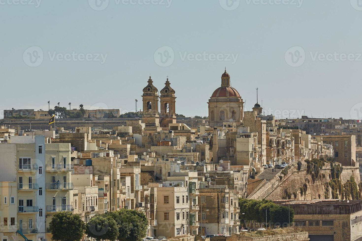 utsikt över ett kustområde och centrum av Valletta i Malta foto