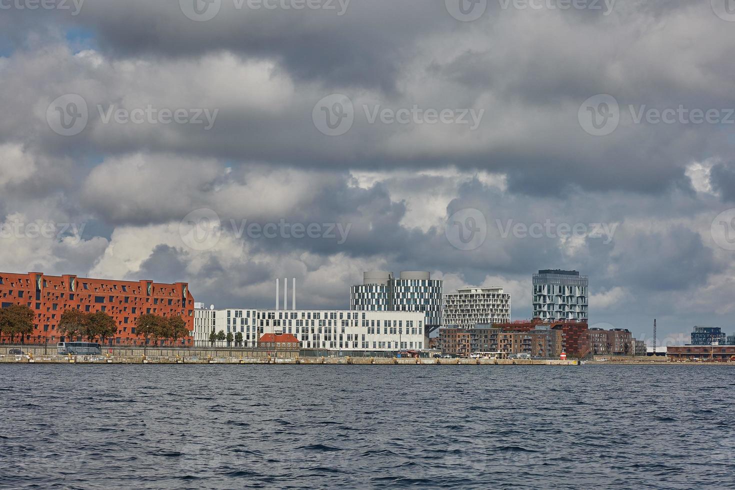 utsikt över staden Köpenhamn i Danmark under molnig dag foto