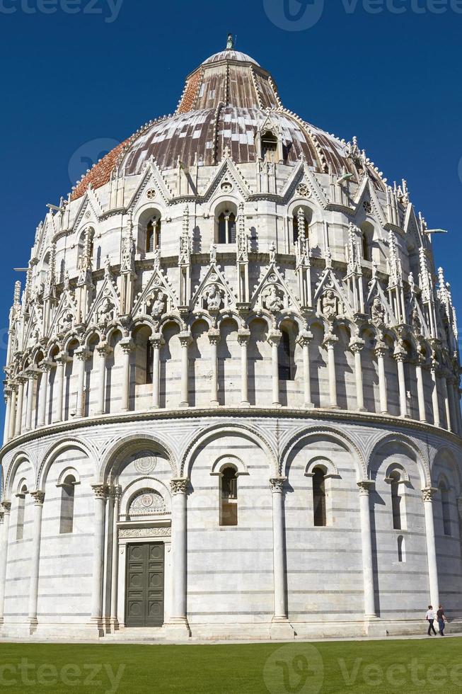 dopkapell vid det lutande tornet i Pisa i Toscana Italien foto