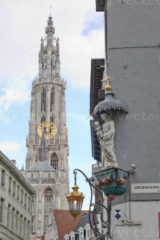 utsikt över en katedral av vår dam i Antwerpen Belgien foto