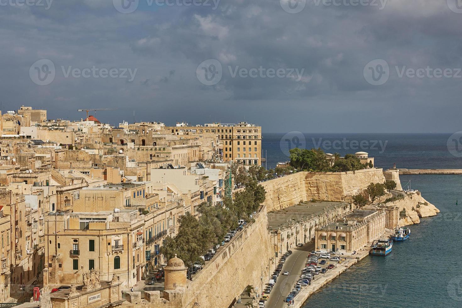 utsikt över ett kustområde och centrum av Valletta i Malta foto