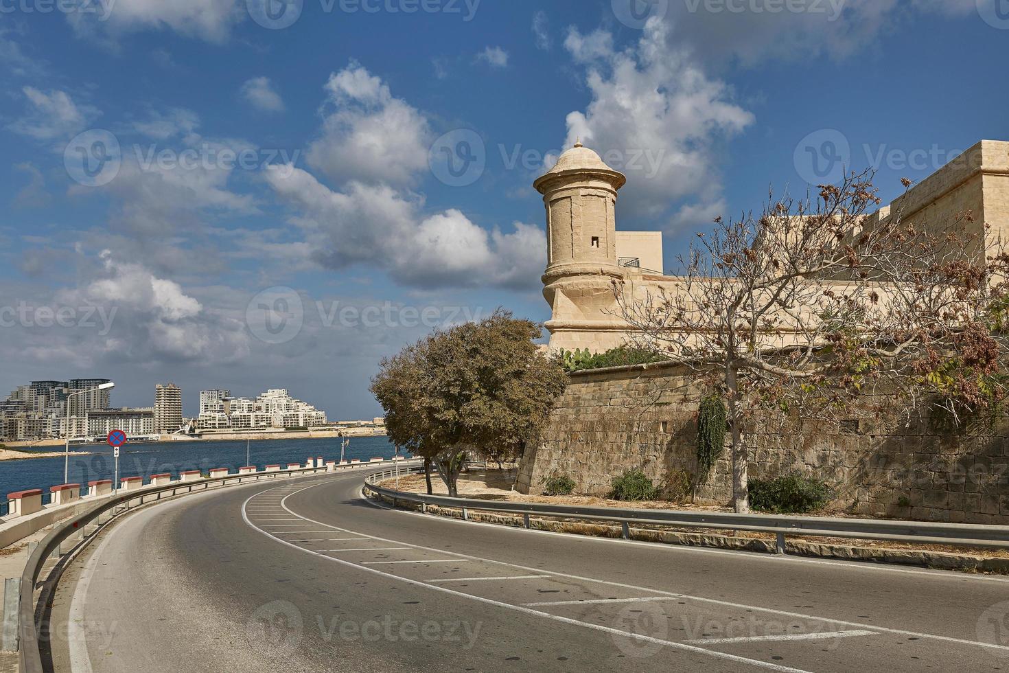 väg som leder längs kusten i Valletta i Malta foto