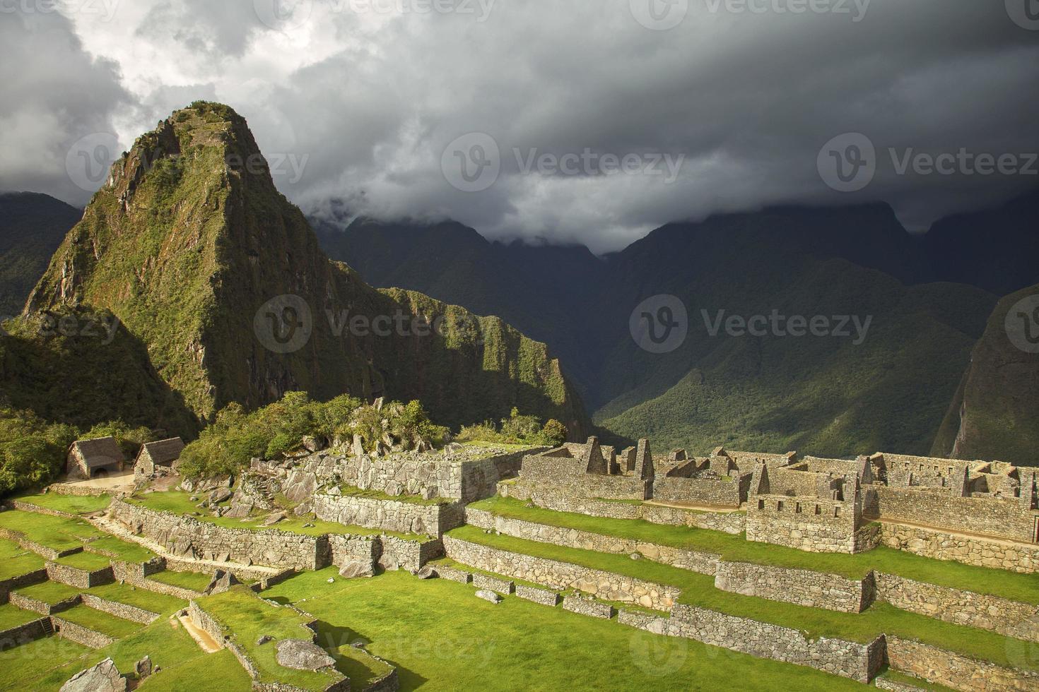 ruinerna av den förlorade inkastaden Machu Picchu och Wayna Picchu nära Cusco i Peru foto