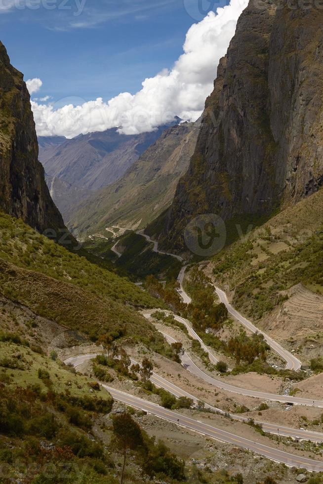 slingrande väg för att korsa Andernas berg mellan Peru och Bolivia foto