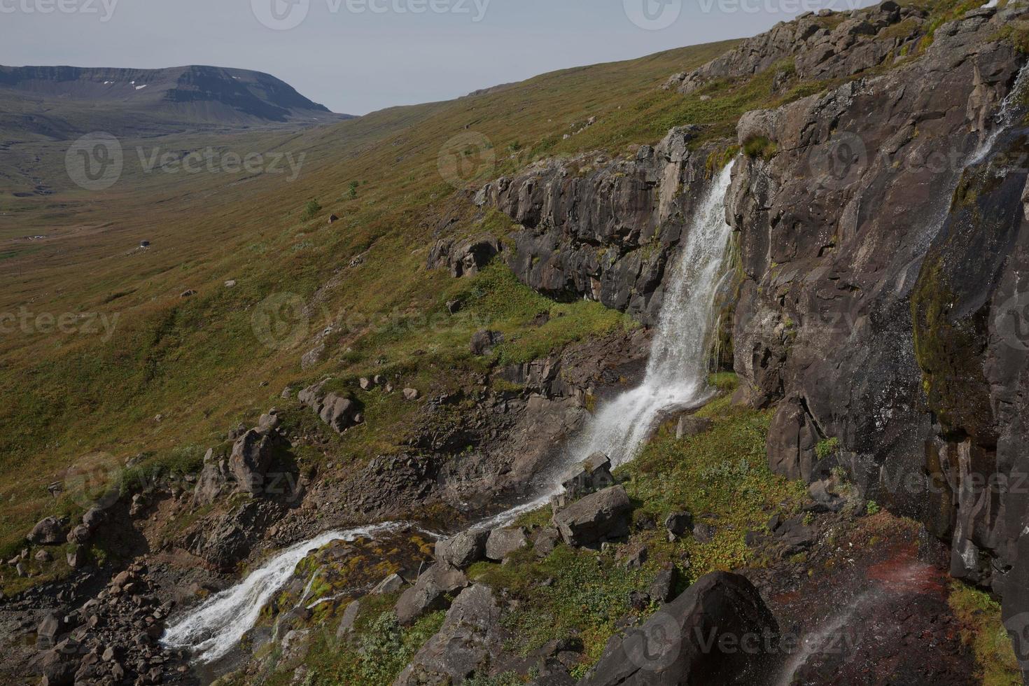 vacker kaskad vattenfall bleiksarfoss i eskifjordur öster om island foto