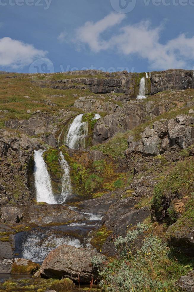 vacker kaskad vattenfall bleiksarfoss i eskifjordur öster om island foto