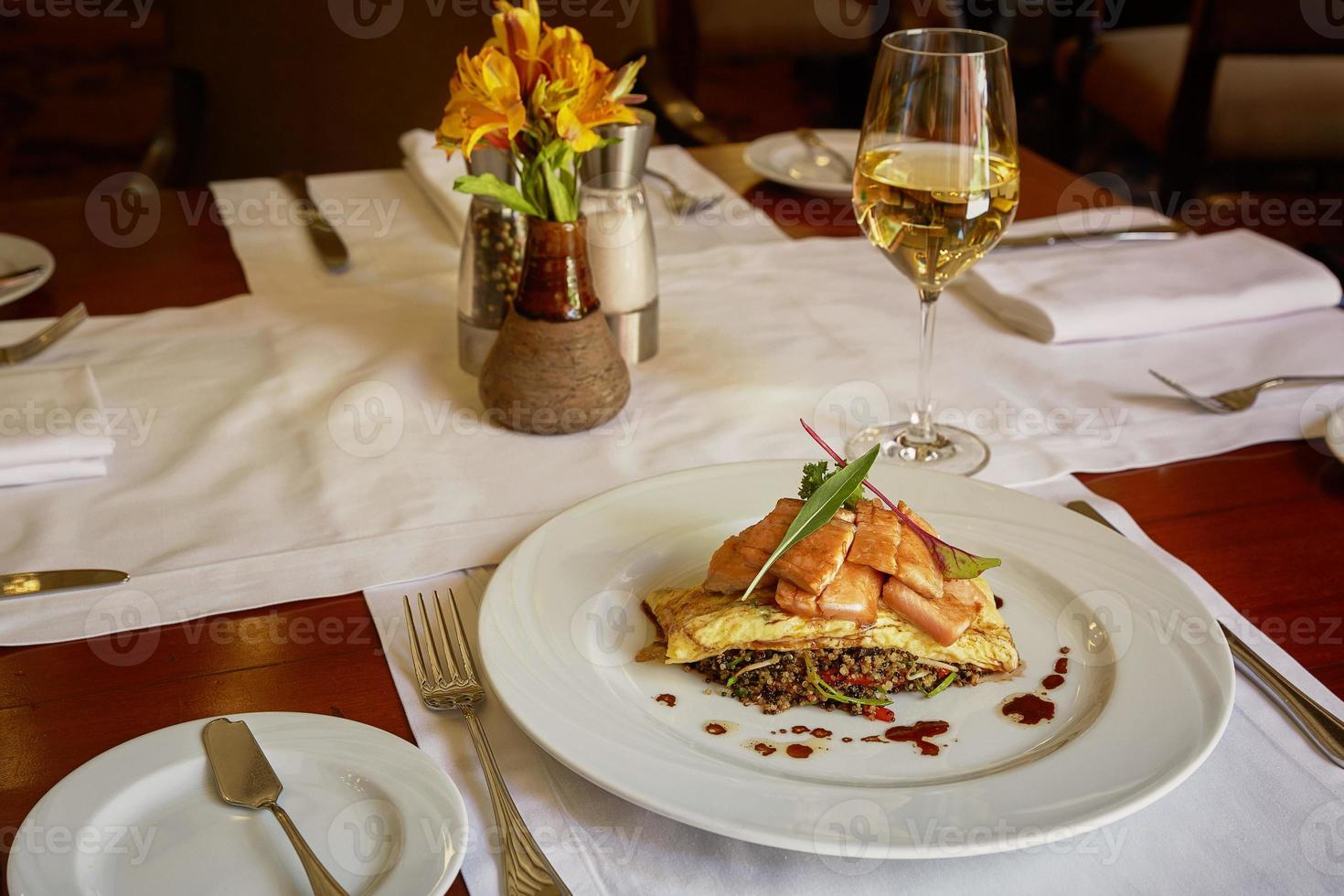 traditionell peruansk fisktrucha serveras i en restaurang foto