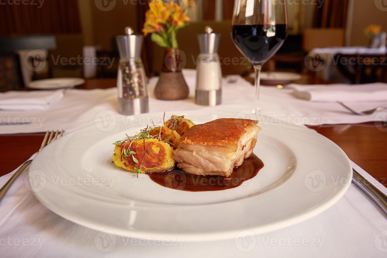 traditionell peruansk måltid som kallas chicharron de panceta de cerdo serveras i en restaurang foto