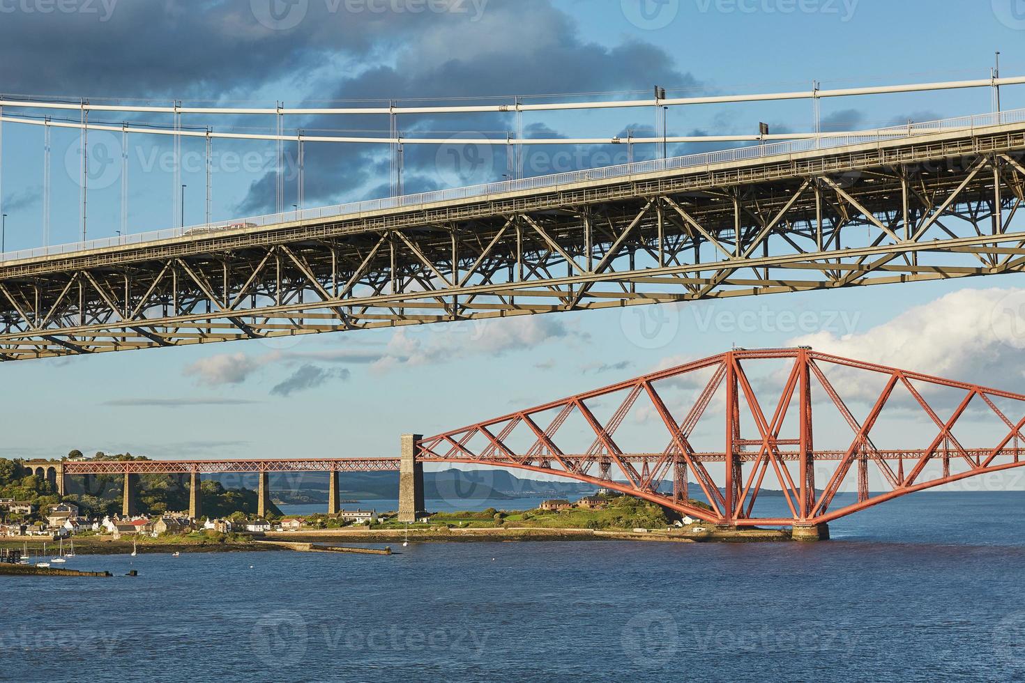 äldre fjärra bro och den ikoniska fjärde järnvägsbron i Edinburgh Skottland foto