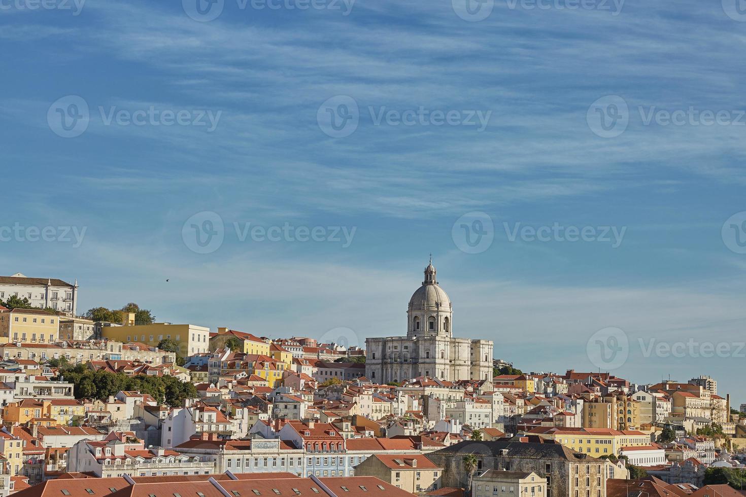 utsikt över det nationella pantheon och stadens alfama i Lissabon Portugal foto