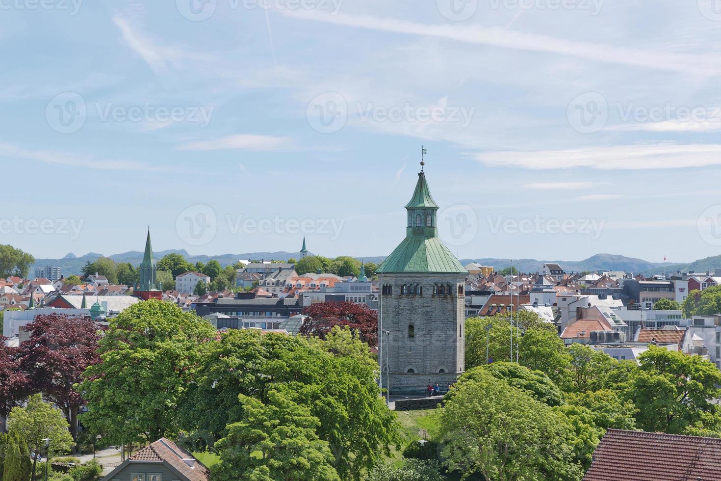 Valbergtornet med utsikt över staden Stavanger i Norge foto