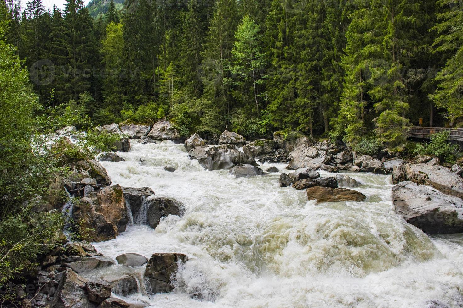alpin flod otztaler värker i den österrikiska tyrolen foto