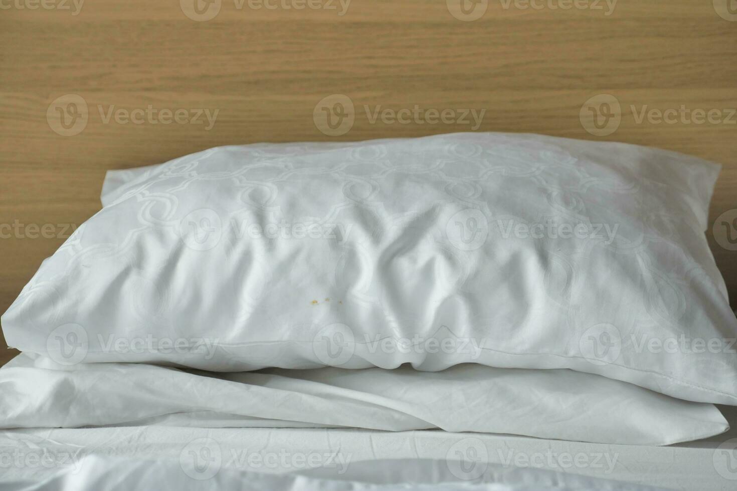 vit kudde fodrad upp på säng foto