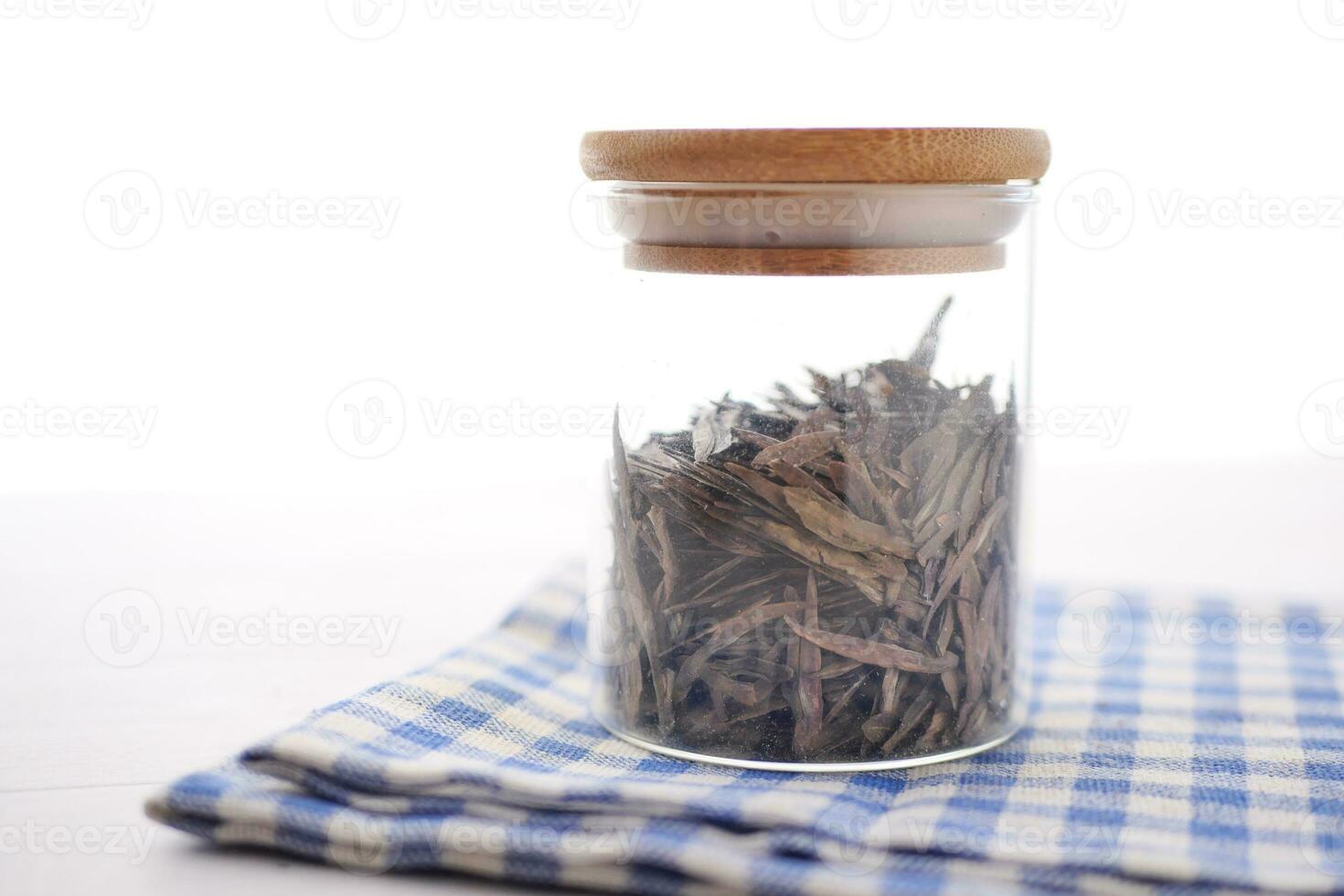 torr te löv i en behållare på vit foto