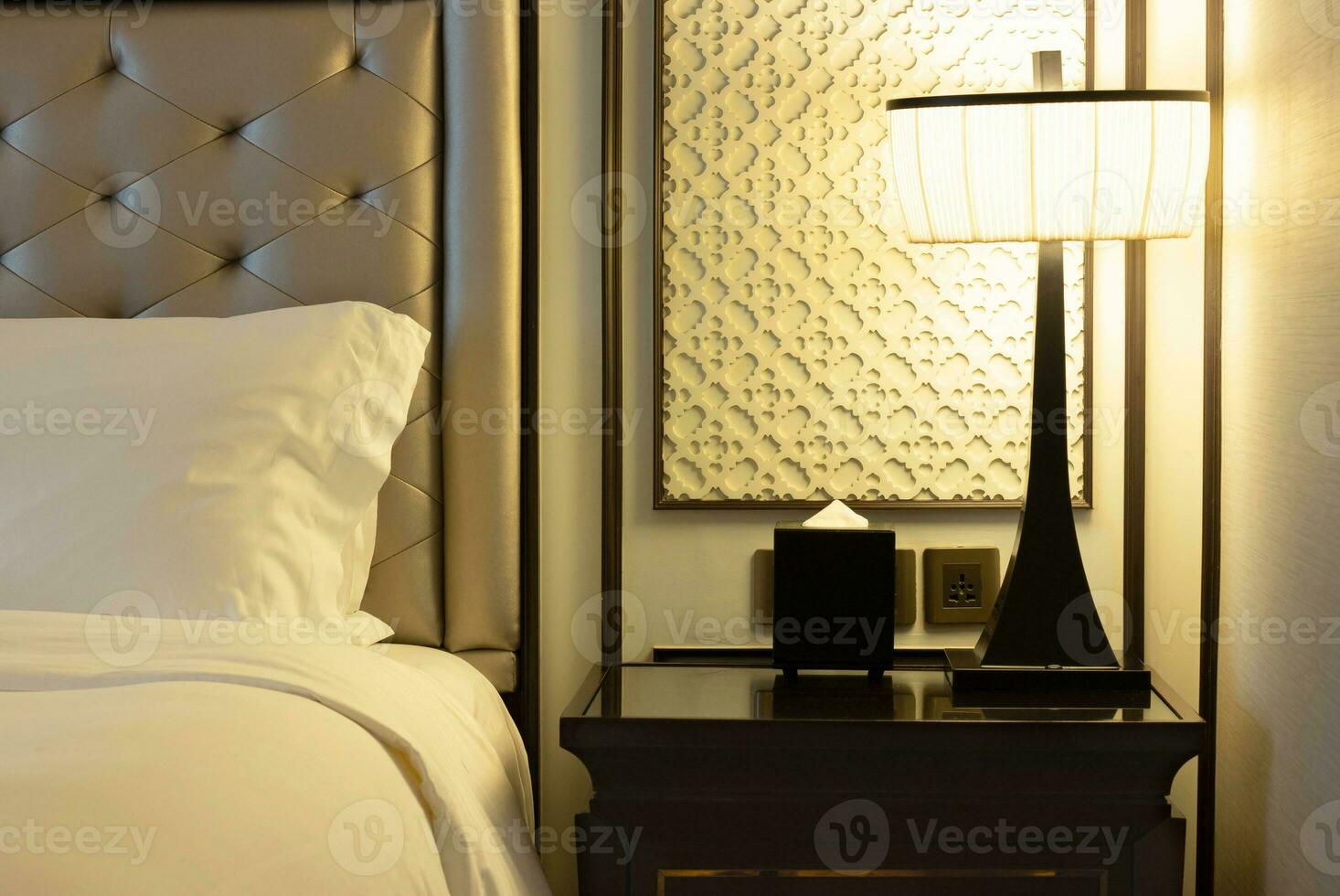 lyx modern sovrum interiör med kudde och tabell lampa foto