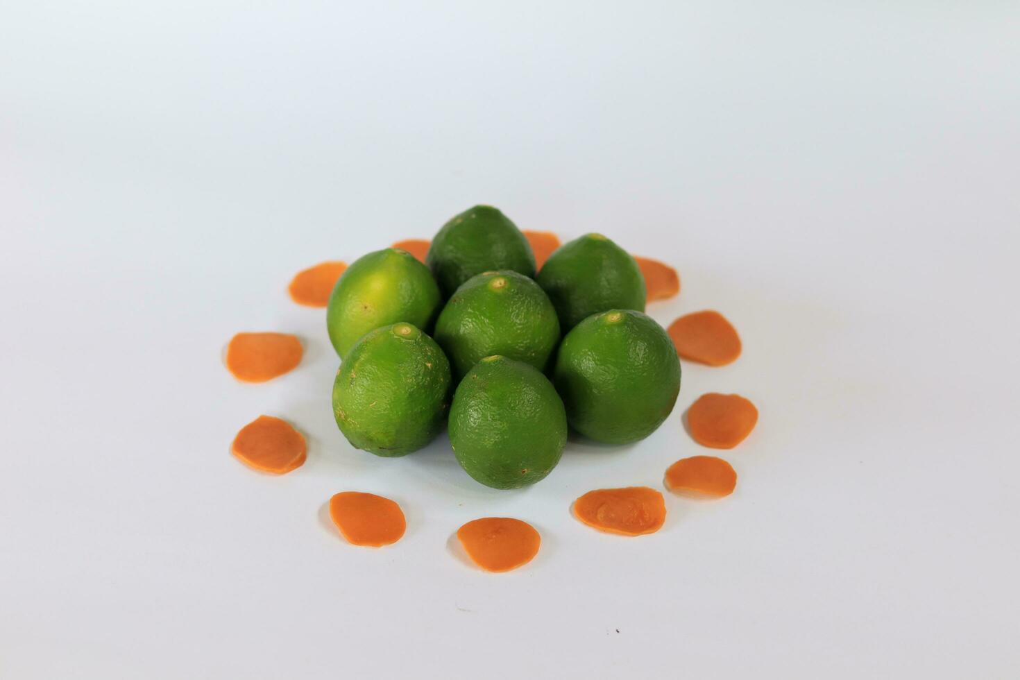 grön citroner med på en vit bakgrund foto