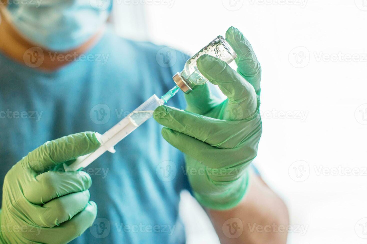 händer av de läkare fyllning en spruta med vaccin. medicin, vaccination och läkemedel begrepp. medicin injektionsflaska dos injektion foto