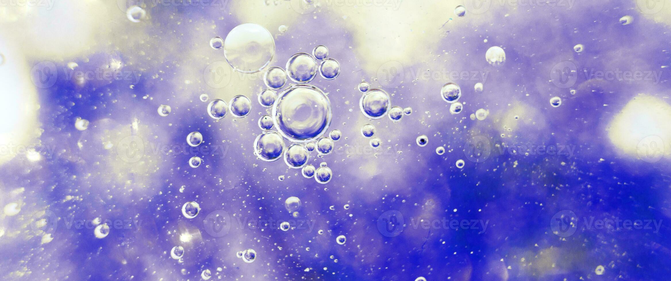 olja bubblor stänga upp. cirklar av vatten makro. abstrakt ljus blå bakgrund. baner foto