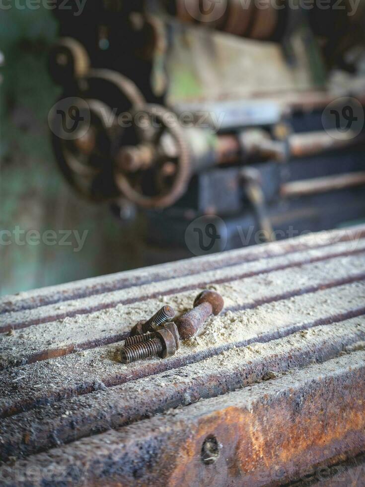 gammal rostig maskiner i ett övergiven fabrik. foto