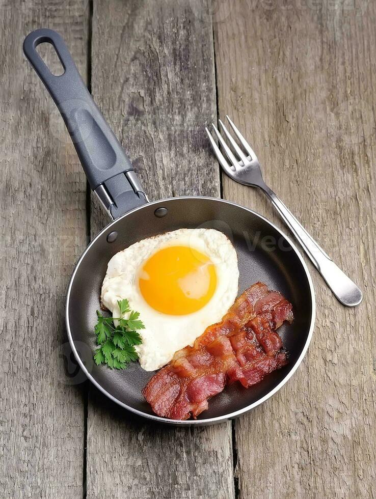 friterad ägg med bacon. foto