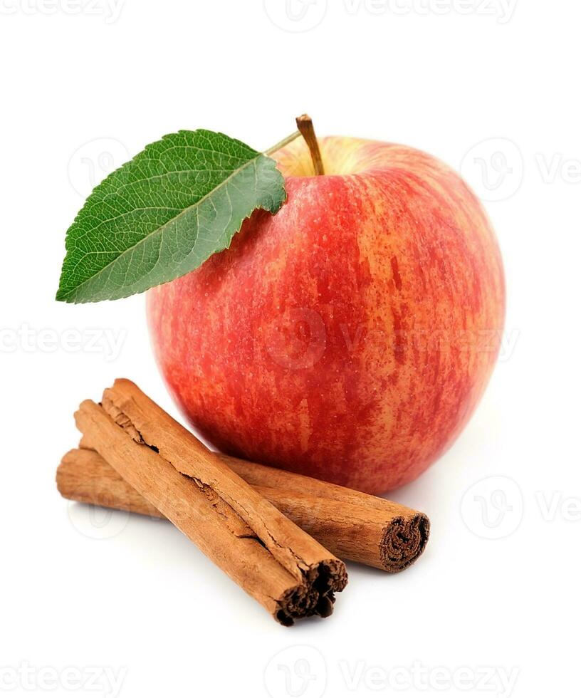 ljuv äpple med kanel stavar. foto