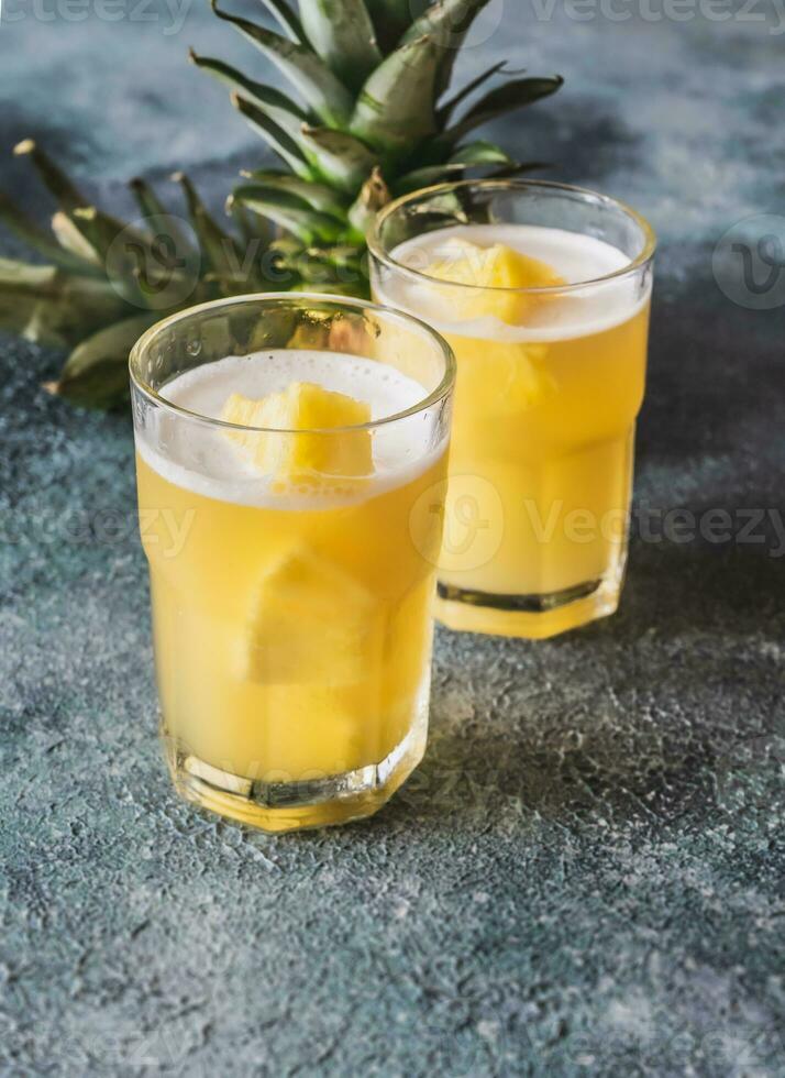 två glasögon av ananas juice foto