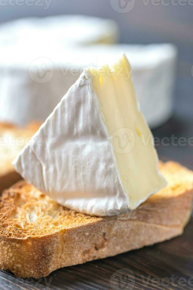 rostat bröd med Camembert ost på de trä- styrelse foto