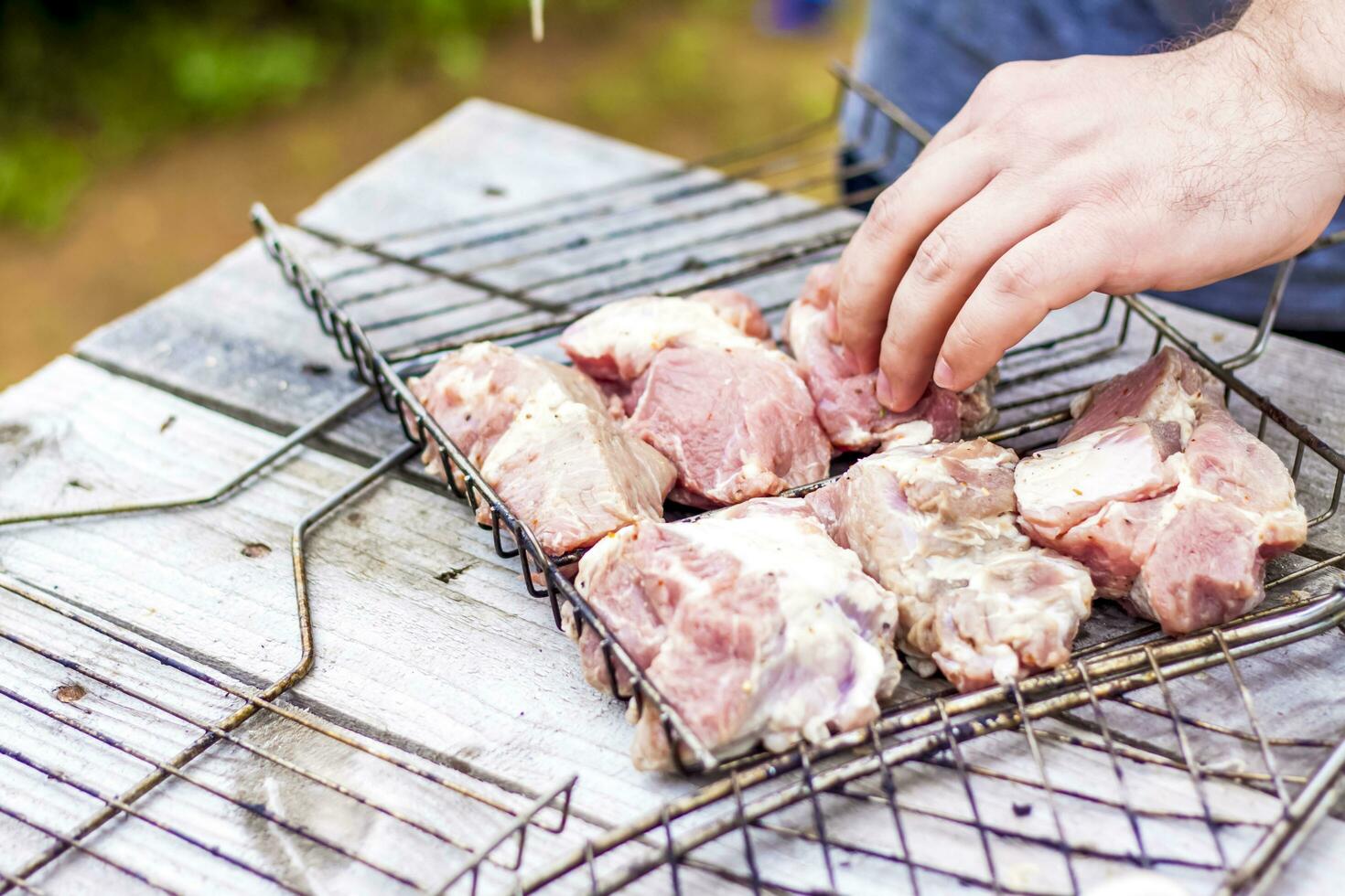 rå kött för matlagning utegrill på de brand. traditionell caucasian kebab på en grillspett, matlagning kött på spett. foto