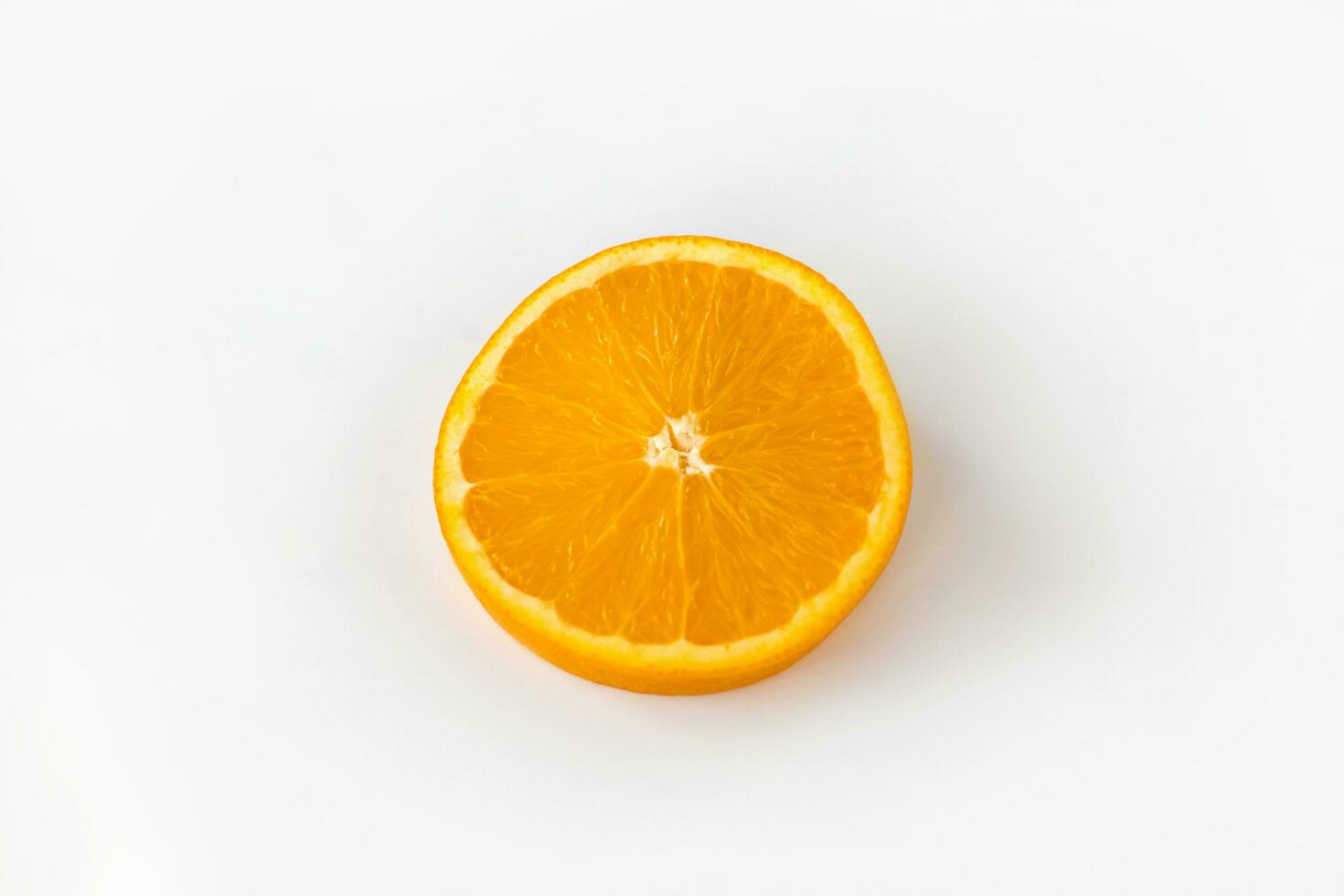 skära orange på en vit bakgrund. naturlig orange frukt med skära skivor. vitamin c. foto